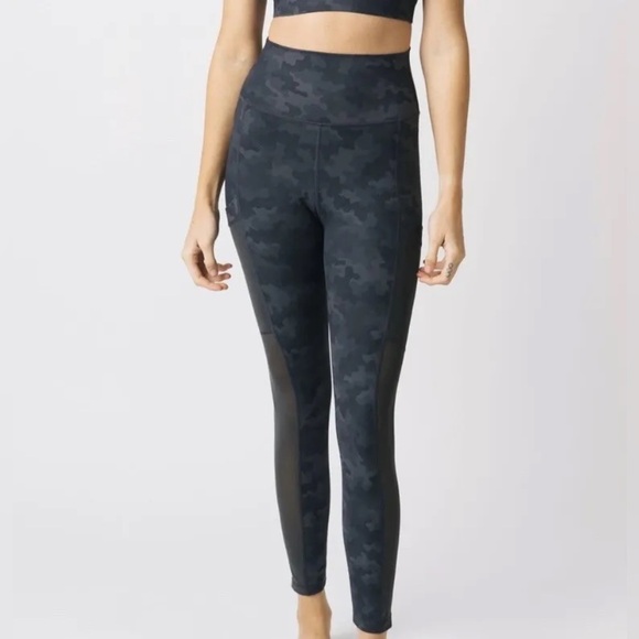 🆕 ZYIA Active Hero Camo Mesh Pocket Hi-rise 7/8 24" SZ 8/10 - Picture 1 of 6